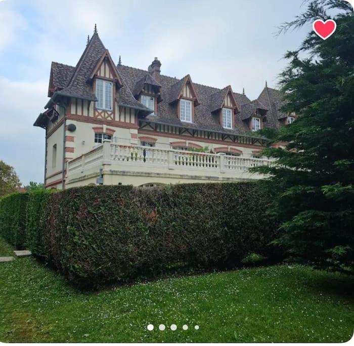 Un Appartement Dans Un Chateau Deauville Ngoại thất bức ảnh